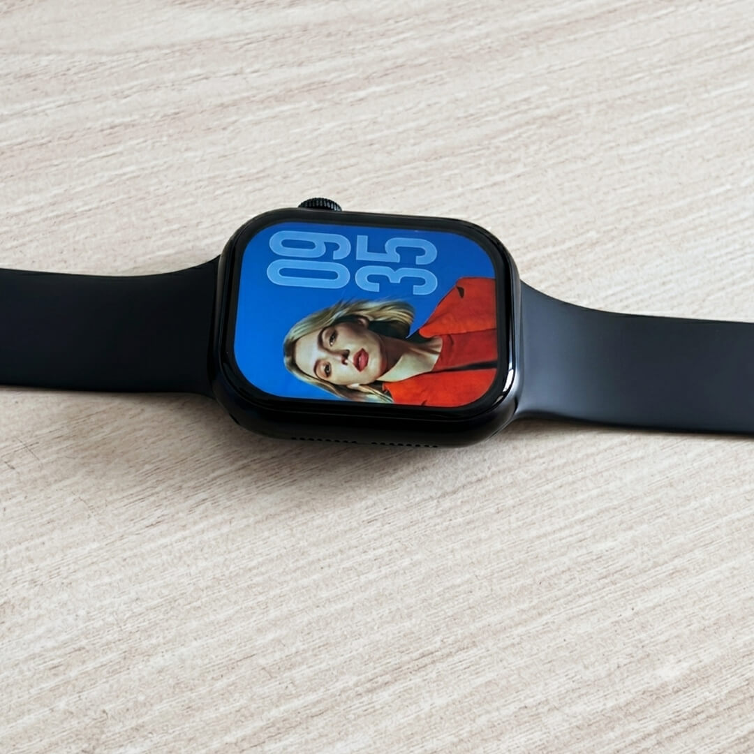 Smart-watch-black-close